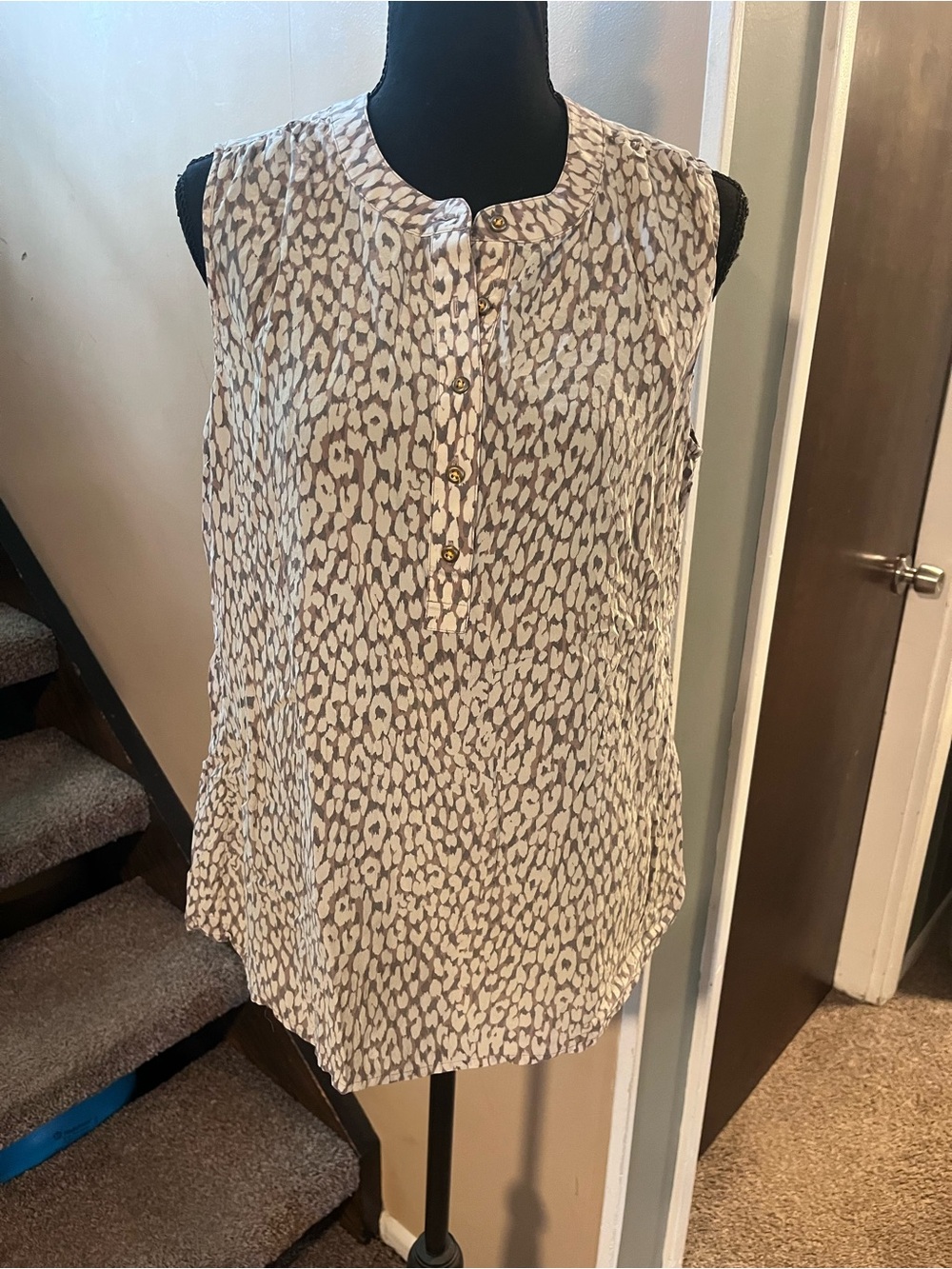 Banana Republic Women’s 100% Silk Size Large Animal Print Blouse Tank